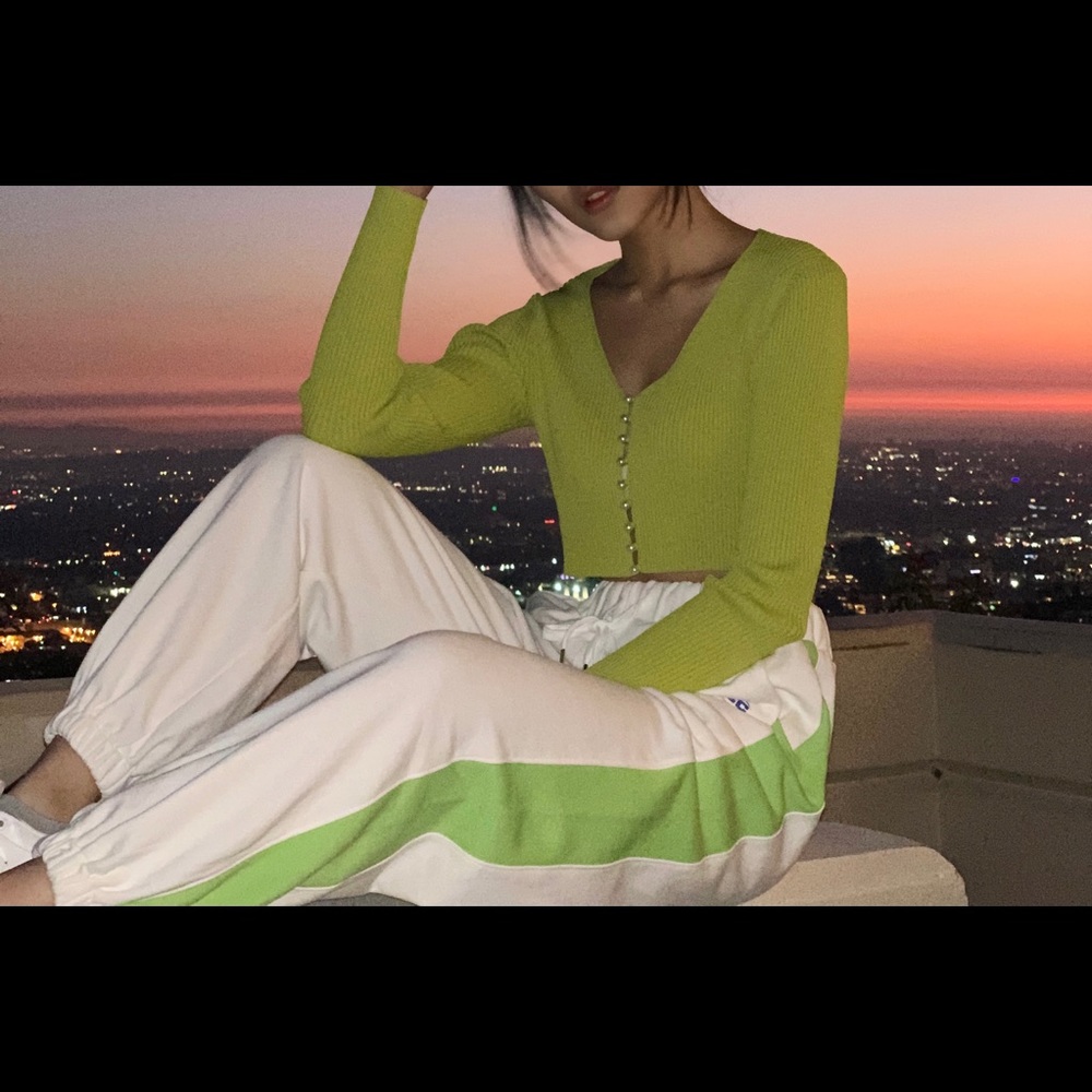 Green long-sleeve knit crop top w/ pearl